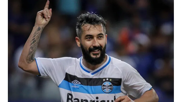 Foto: Thomas Santos/AGIF - Douglas: virou exemplo para o Tricolor no mercado da bola