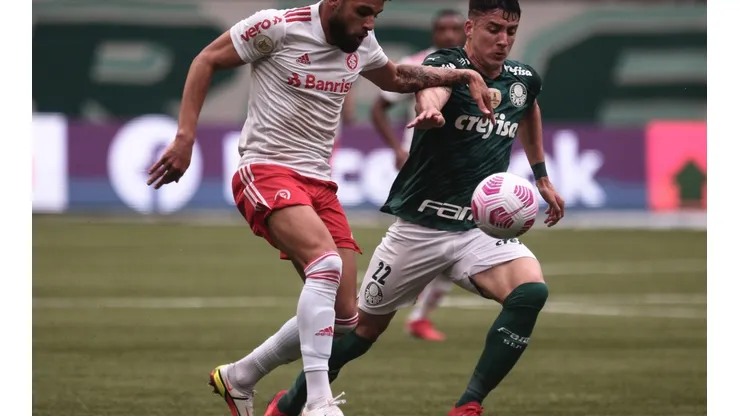 Yuri Alberto em duelo contra o Palmeiras (Foto: Ettore Chiereguini/AGIF)