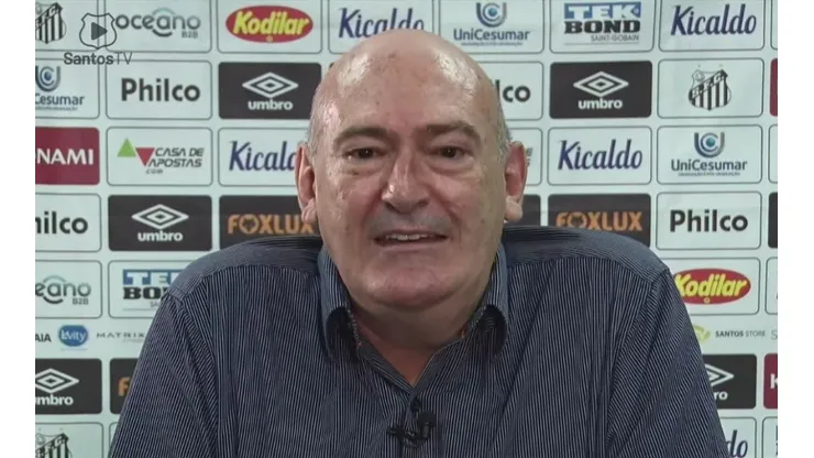 Foto: Reprodução Santos TV/YouTube | Andrés Rueda é avisado sobre atacante que quer jogar no Santos em 2022