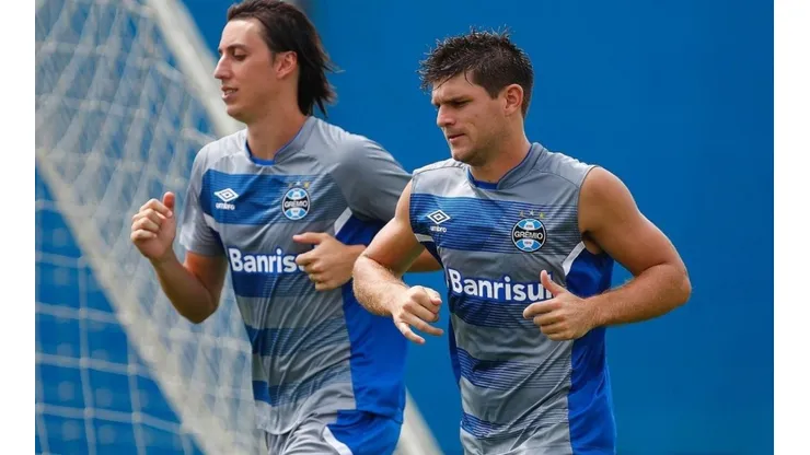 Foto: Lucas Uebel/Grêmio/Divulgação - Geromel e Kannemann: dupla sofreu com problemas físicos no último ano
