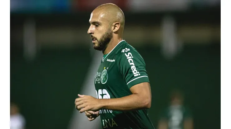 Foto: (Diogo Reis/AGIF) - Regis pode estar de saída do Guarani