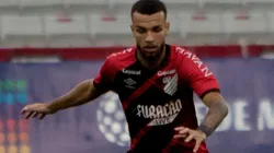 Foto: (Robson Mafra/AGIF) - Jajá, que pertence ao Athletico-PR, estava no radar do CSA para a próxima temporada