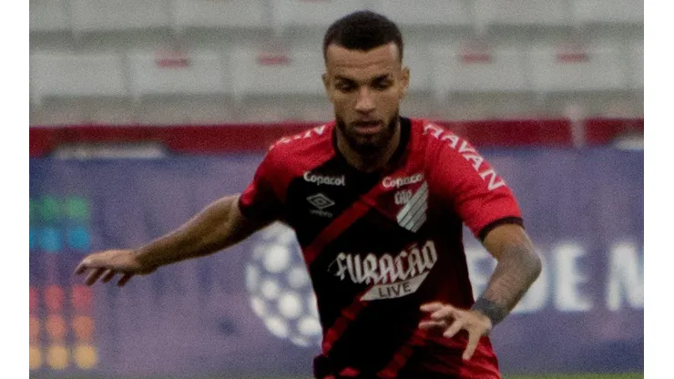 Foto: (Robson Mafra/AGIF) - Jajá, que pertence ao Athletico-PR, estava no radar do CSA para a próxima temporada