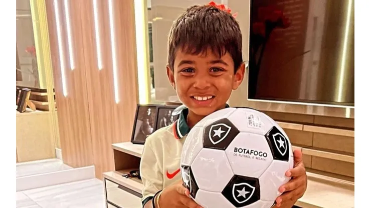 Foto: Reprodução/ Instagram Oficial @paolaalmeiida - Esposa de Rafael Carioca compartilhou foto do filho com bola do Botafogo. Coincidência será?