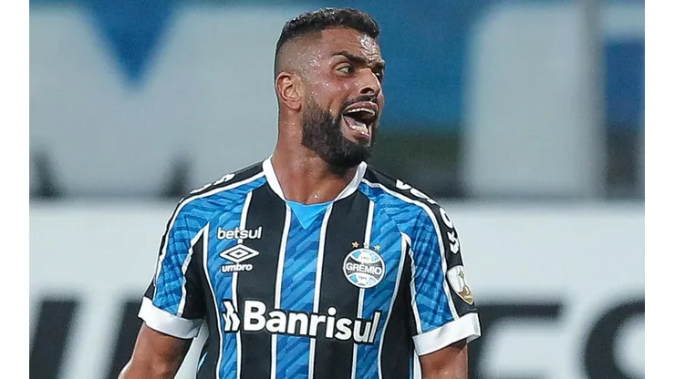Foto: Fernando Alves/AGIF - Maicon: explicou detalhes da saída do Grêmio