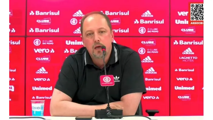 Foto: Reprodução SC Internacional/YouTube | Barcellos é avisado sobre o que pode deixar medalhão fora do Inter em 2022