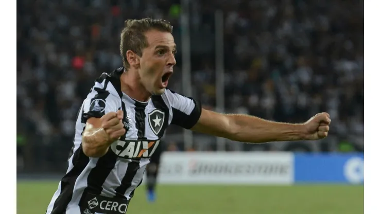 Foto: Armando Paiva/AGIF | Montillo oferece '9' ao Botafogo