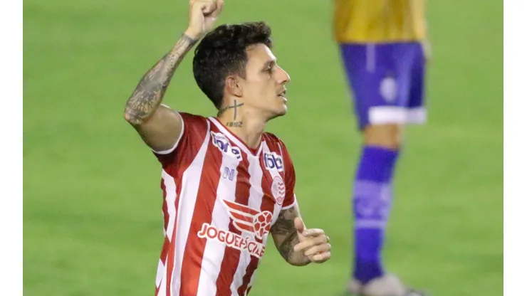 Foto: Marcel Lisboa/AGIF - Meia Jean Carlos entrou no radar do Grêmio para reforçar elenco em 2022