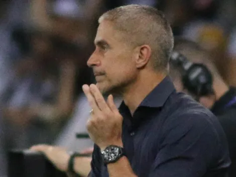“Provou que não está pronto”: afirma jornalista sobre permanência de Sylvinho