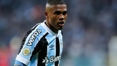 Foto: Pedro H. Tesch/AGIF - Douglas Costa: com alto salário, meia-atacante deve deixar o Grêmio