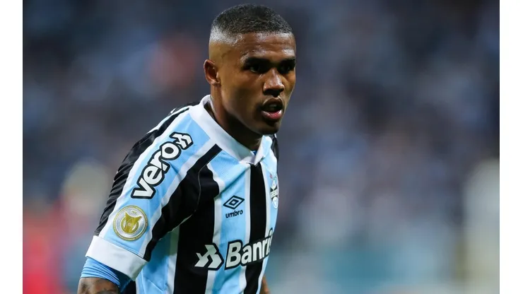 Foto: Pedro H. Tesch/AGIF - Douglas Costa: com alto salário, meia-atacante deve deixar o Grêmio