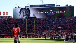 Thomas foi homenageado pelos jogadores e torcedores dos Broncos em Mile High, na tarde de ontem (Getty Images)