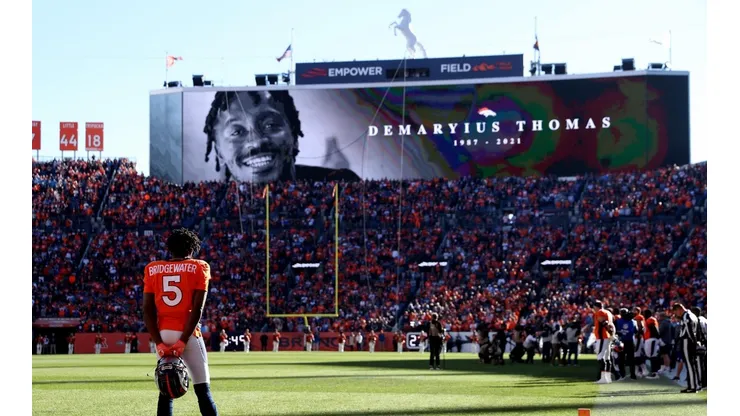 Thomas foi homenageado pelos jogadores e torcedores dos Broncos em Mile High, na tarde de ontem (Getty Images)