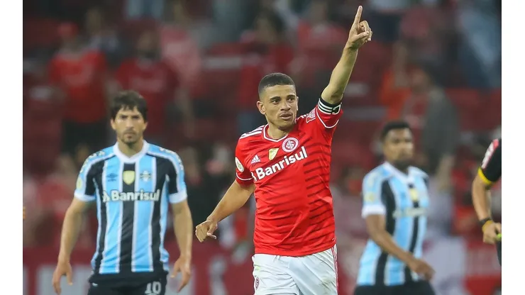 Taison fez publicação zoando o Grêmio; meia-atacante marcou o gol da vitória do Inter no último Gre-Nal