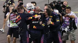 Verstappen comemora o título mundial com companheiros da Red Bull (Getty Images)