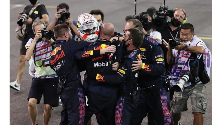 Verstappen comemora o título mundial com companheiros da Red Bull (Getty Images)
