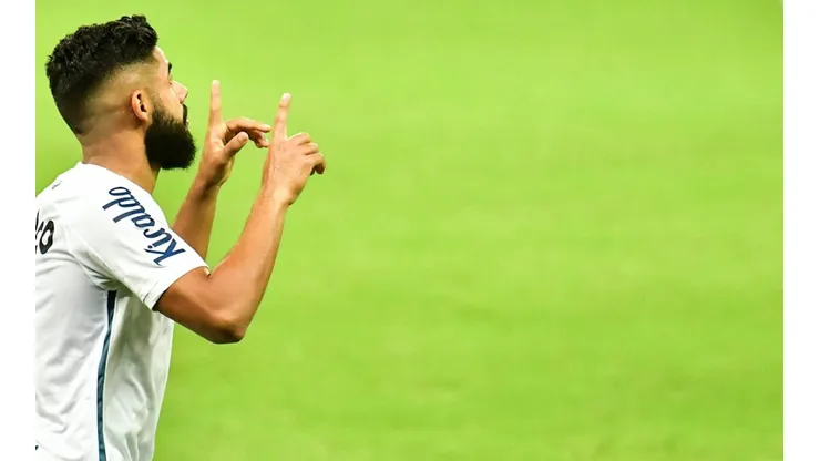 Foto: Kely Pereira/AGIF - Felipe Jonathan é titular absoluto na lateral esquerda do Santos