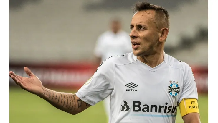 Foto: (Robson Mafra/AGIF) - Com contrato perto do fim, Rafinha sinaliza interesse em continuar no Grêmio
