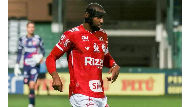 Foto: (Robson Mafra/AGIF) - Rafael Donato renovou seu contrato com o Vila Nova
