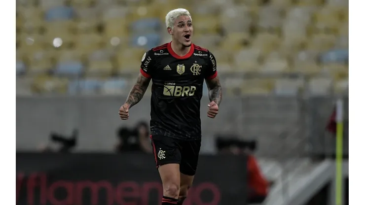 Pedro tem contrato com o Flamengo (Foto: Thiago Ribeiro/AGIF)