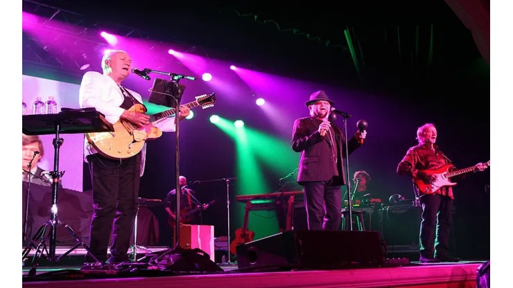 Foto: Getty Images - Michal Nesmith, de branco, em apresentação dos Monkees.