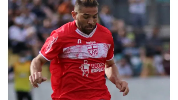 Foto: (Joao Vitor Rezende Borba/AGIF) - Diego Torres deve continuar no CRB para a temporada 2022