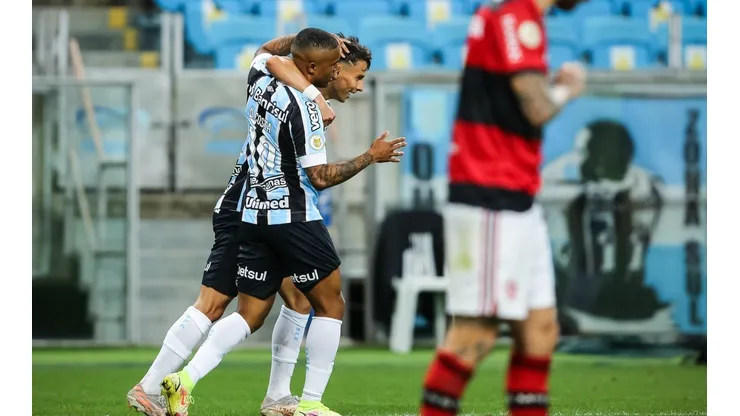 Foto: Pedro H. Tesch/AGIF - Douglas Costa e Ferreirinha foram nomes pedidos pela Nação para o Flamengo em 2022