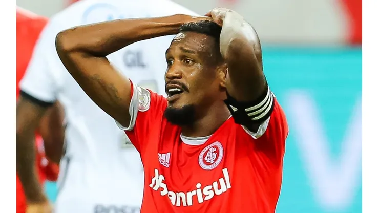 Foto: Pedro H. Tesch/AGIF - Edenilson não aprovou o desempenho do Inter.