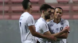 Foto: (Fernando Moreno/AGIF) - Thiago Ennes, ao centro, e Anderson Uchôa, à direita, tiveram seus contratos rescindidos pelo Remo