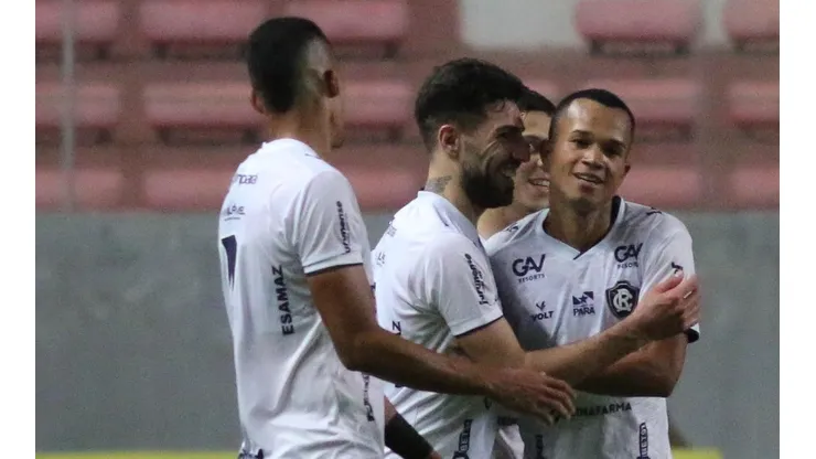Foto: (Fernando Moreno/AGIF) - Thiago Ennes, ao centro, e Anderson Uchôa, à direita, tiveram seus contratos rescindidos pelo Remo