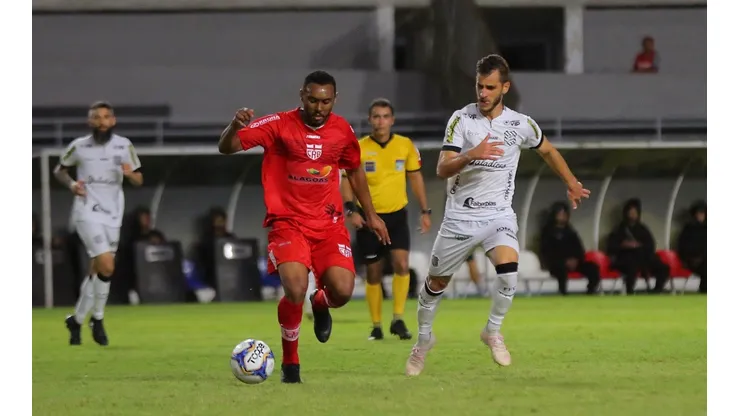 Foto: Itawi Albuquerque/AGIF - Claudinei em ação pelo CRB