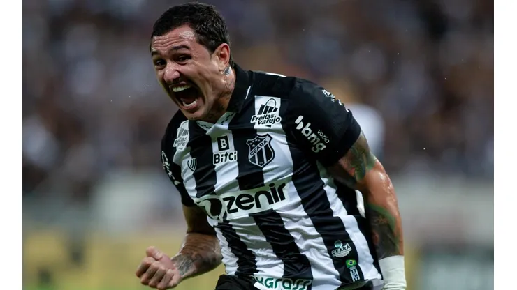Foto: Pedro Chaves/AGIF - Vina: à disposição de Tiago Nunes