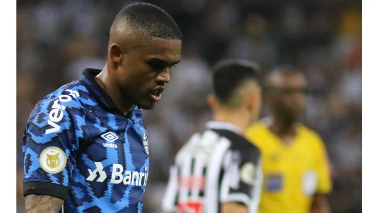 Foto: Fernando Moreno/AGIF - Douglas Costa: se envolveu em polêmica