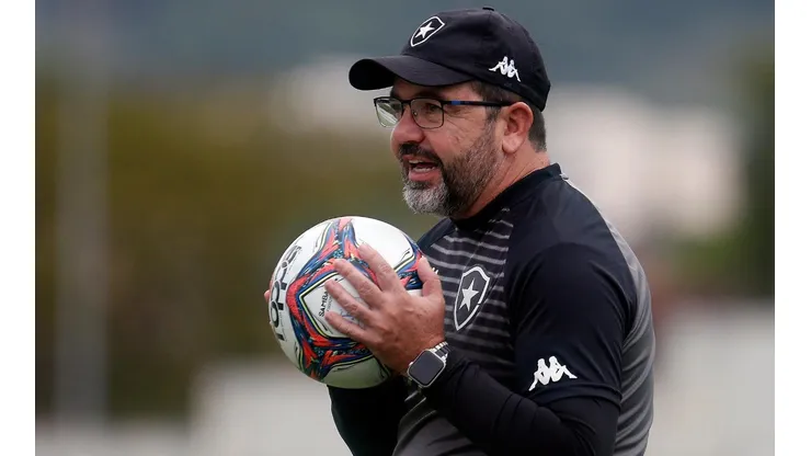 Foto: Vitor Silva/Botafogo/Divulgação - O volante foi titular com Enderson Moreira em grande parte do ano