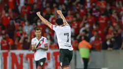 Gabriel Baralhas, jogador do Atlético-GO, comemora seu gol durante partida contra o Internacional (Foto: Maxi Franzoi/AGIF)