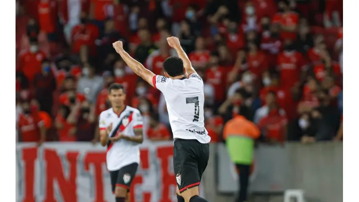 Gabriel Baralhas, jogador do Atlético-GO, comemora seu gol durante partida contra o Internacional (Foto: Maxi Franzoi/AGIF)