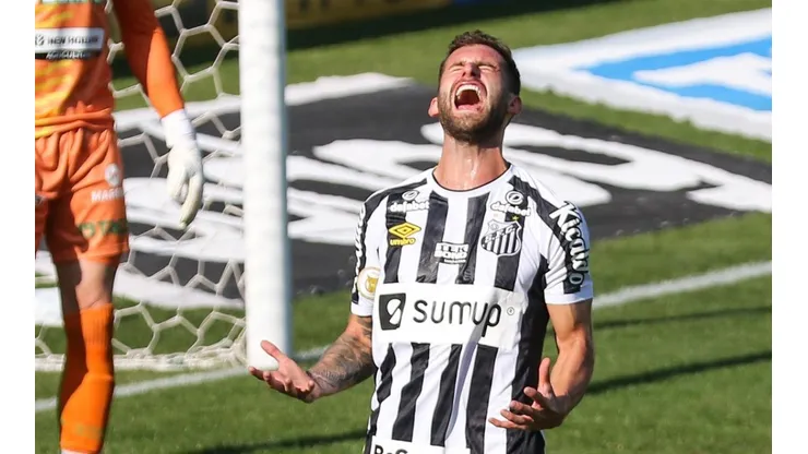 Foto: Luiz Erbes/AGIF | Atacante com salário menor que o de Léo Baptistão faz pedida para assinar em 2022