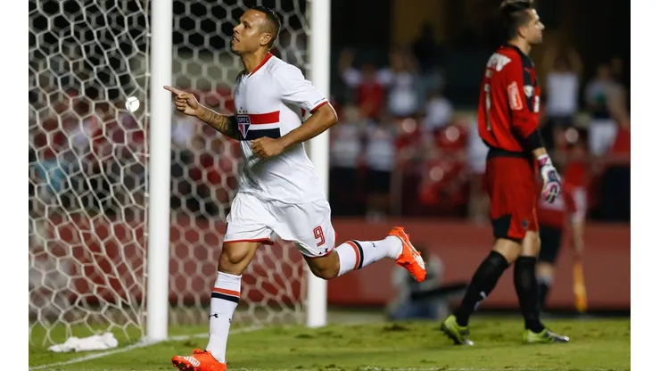 Luis Fabiano comemorando gol no São Paulo (Marcello Zambrana/AGIF)