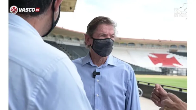 Foto: Reprodução VascoTV/YouTube | Jorge Salgado é informado sobre pedido da torcida do Vasco