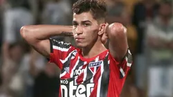 Foto: Marcello Zambrana/AGIF - Direção do São Paulo quer negociar Vitor Bueno em 2022, porém meia-atacante se recusa a sair