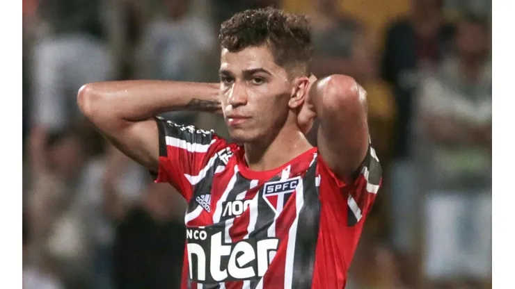 Foto: Marcello Zambrana/AGIF - Direção do São Paulo quer negociar Vitor Bueno em 2022, porém meia-atacante se recusa a sair