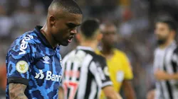 Foto: Fernando Moreno/AGIF - Douglas Costa está suspenso e não enfrenta o Corinthians