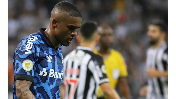 Foto: Fernando Moreno/AGIF - Douglas Costa está suspenso e não enfrenta o Corinthians