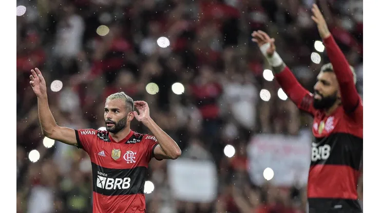 Thiago Ribeiro/AGIF - Thiago Maia e Gabigol comemoram vitória ao final da partida contra o Ceará no Maracanã