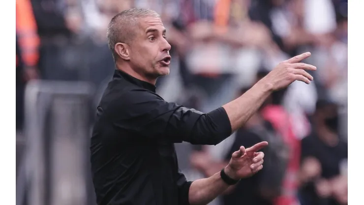 Foto: Ettore Chiereguini/AGIF - Sylvinho, treinador do Corinthians