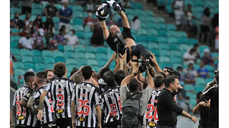 Jhony Pinho/AGIF - Jogadores festejando o título com o técnico Cuca.