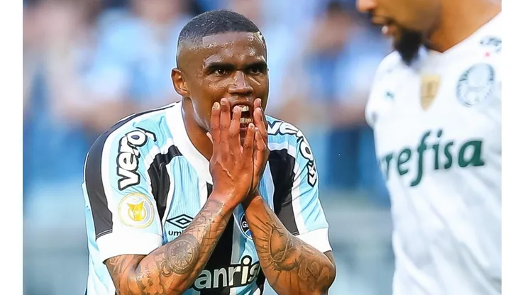 Foto: Pedro H. Tesch/AGIF - Douglas Costa: discutiu com torcedores na web