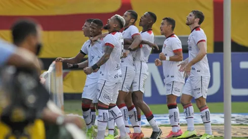 Jhony Pinho/AGIF - Jogadores do Vitoria comemoram seu gol com jogadores do seu time durante partida contra o Brasil de Pelotas.