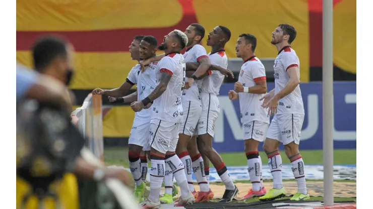 Jhony Pinho/AGIF - Jogadores do Vitoria comemoram seu gol com jogadores do seu time durante partida contra o Brasil de Pelotas.