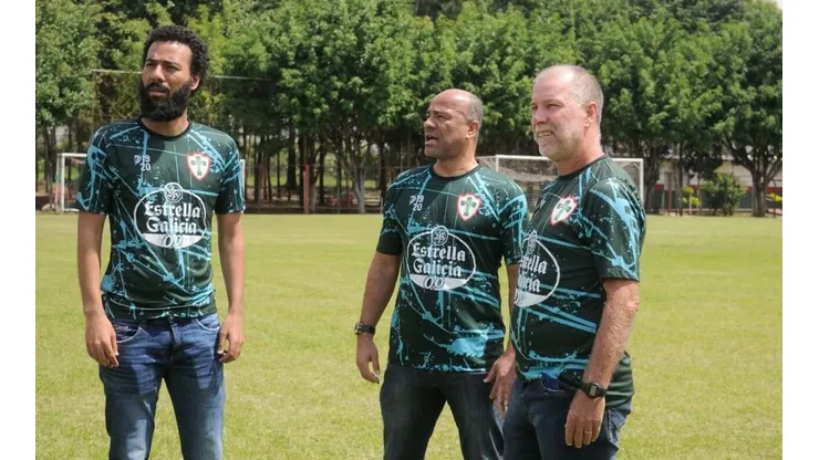 Sérgio Soares com a sua comissão no CT da Portuguesa (Foto: Dorival Rosa/Portuguesa)